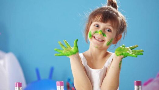 چرا شادی کودکان امروز باعث موفقیت نسل‌های آینده می‌شود؟