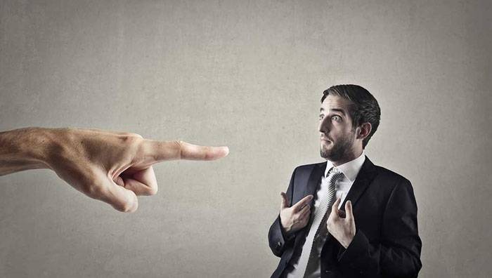 چرا وقتی ناراحت میشویم دیگران را قضاوت میکنیم؟ و چطور قضاوت نکنیم؟